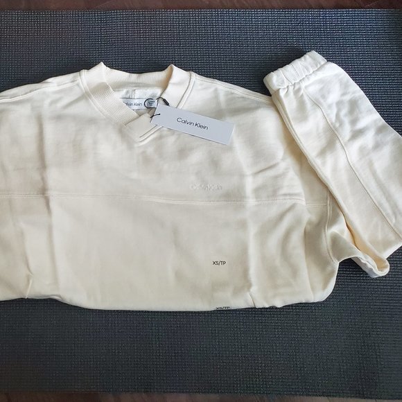 Calvin Klein Relaxed Fit White Sweatshirt - Picture 6 of 6